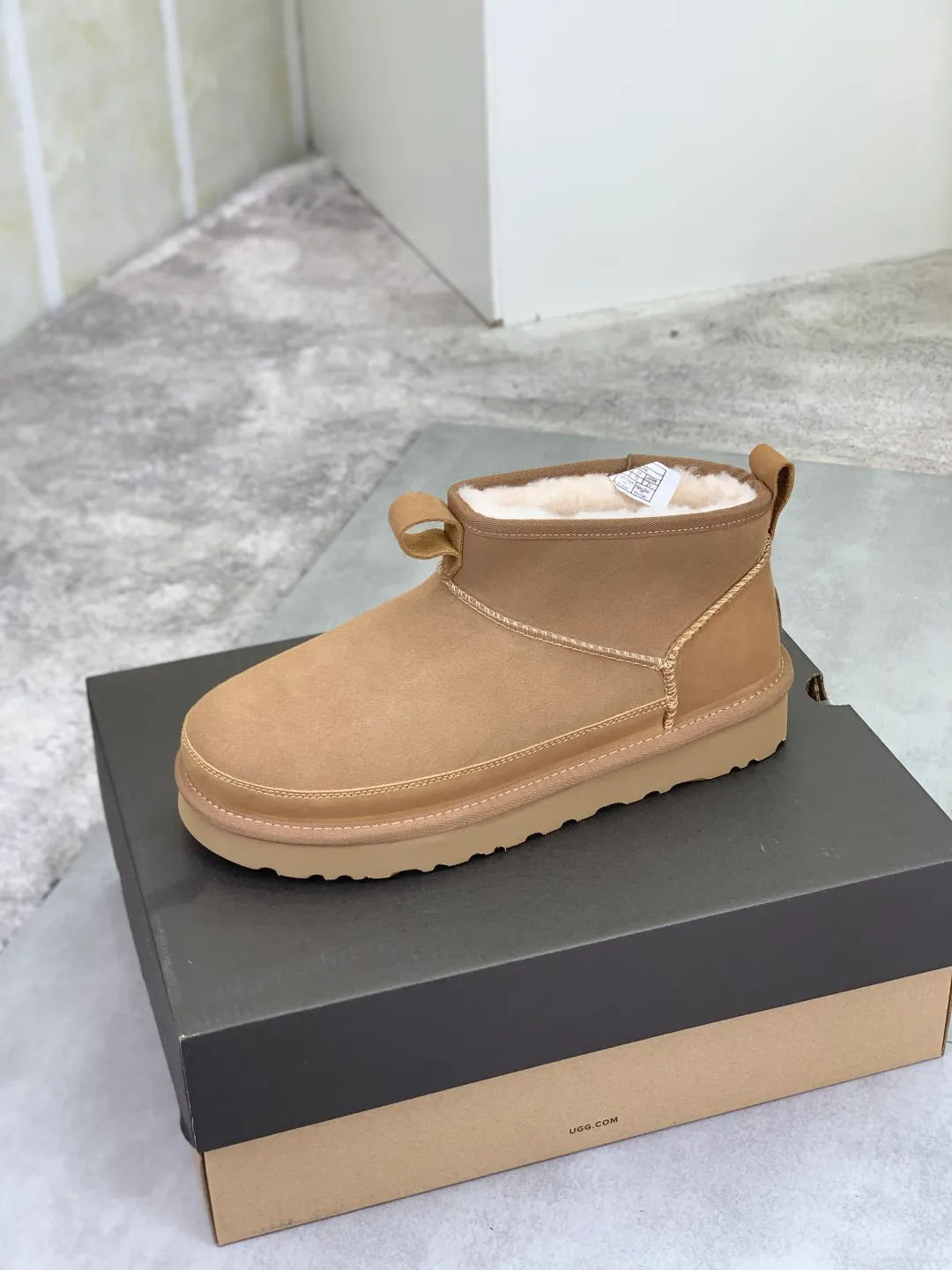 Men's men's shoes 💰P500 New top version UGG 2025 autumn and winter high-top new casual shoes new series Ansley Mules Fashionable and comfortable shallow flat slip-on casual loafers ✨ Classic suede cowhide with 10mm wool lining Insole suede collar Soft and comfortable ❤️ Decorated with UGG classic heat embossed brand logo on the back side Full texture Lightweight rubber sole Anti-slip, wear-resistant and comfortable Color: Black Brown Size: 39-45